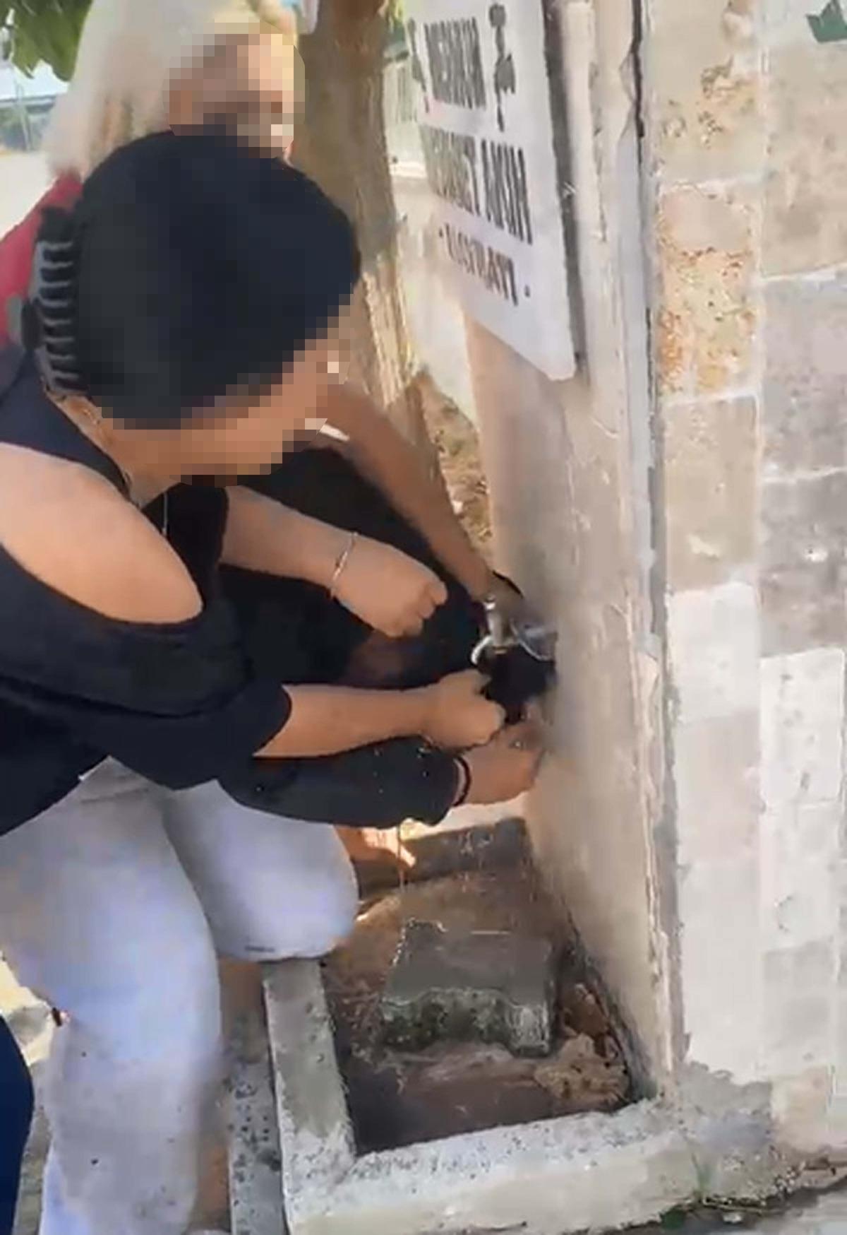 Akran dehşeti: &Ouml;nce ıslattılar sonra yerde s&uuml;r&uuml;klediler 1