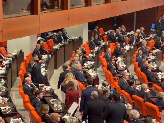 Duran'dan Meclis'teki g&ouml;r&uuml;nt&uuml;lere tepki: "Ciddi saygısızlıktır"