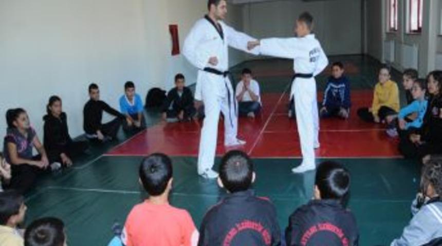 Pursaklar'da tekvando okulu a&ccedil;ıldı