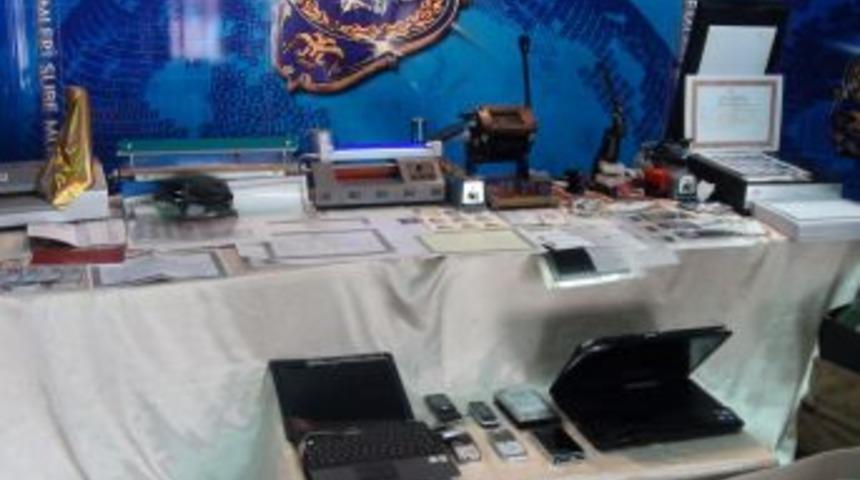 Cep telefonlarına g&ouml;nderdikleri vir&uuml;sle 2 milyon lira &ccedil;aldılar