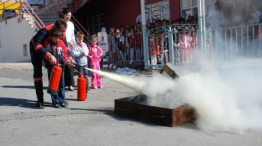 &Ouml;ğrencilerin yangın bilgisi itfaiyecileri şaşırttı