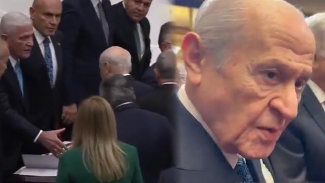 Tokalaşmaları g&uuml;ndem oldu! Devlet Bah&ccedil;eli'den dikkat &ccedil;eken yanıt