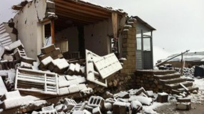 Van'dan kısa kısa; Depremzedeler g&uuml;ne karla başladı