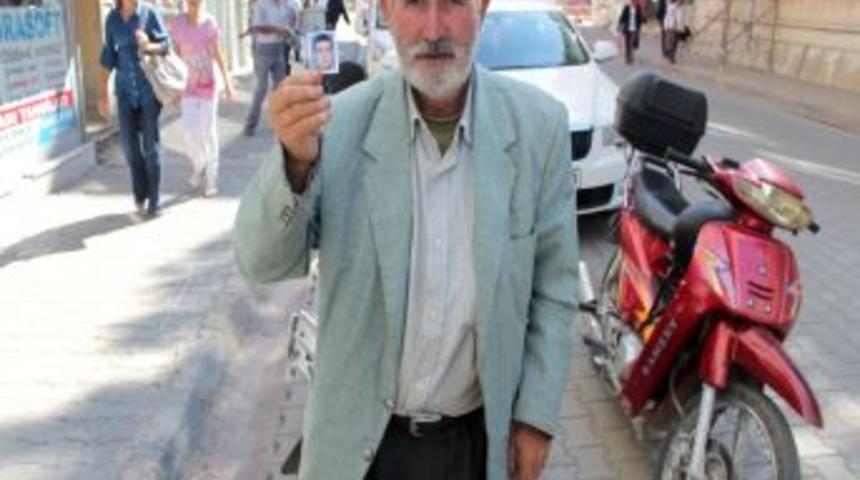 Kaybolan engelli oğlunu bulmak İ&ccedil;in sokak sokak dolaşıyor