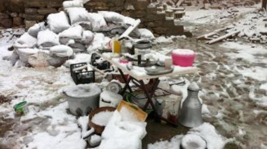 Kar yağışı depremzedeleri zor durumda bıraktı