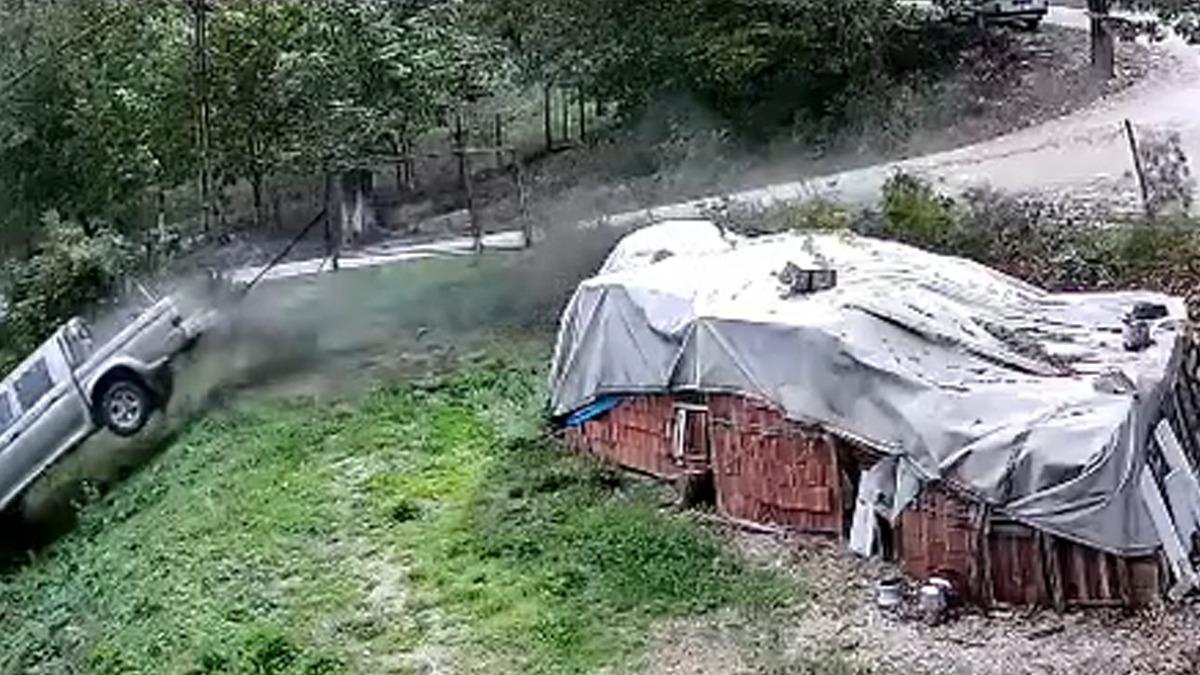 Kamyonet bahçeye uçtu, 3 kadın saniyelerle ölümden döndü 2
