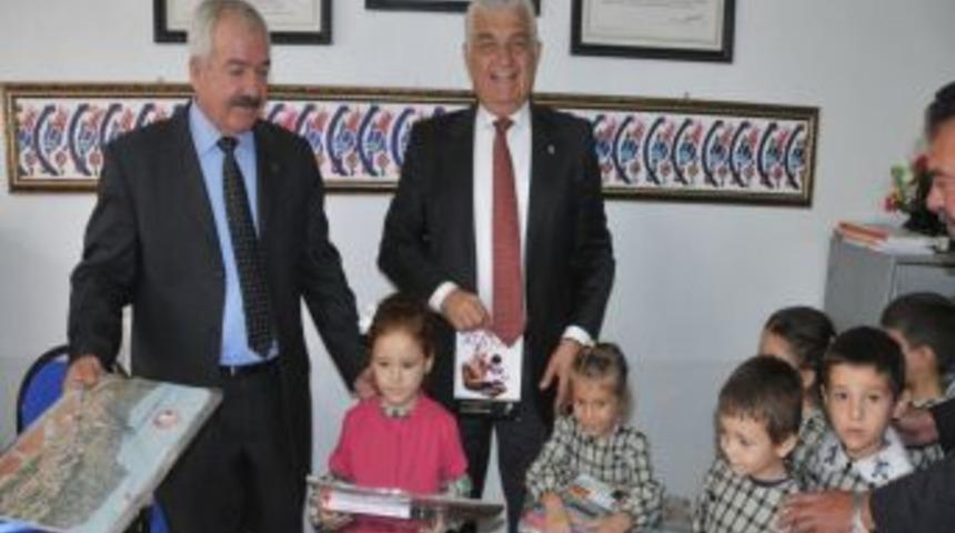 Muğla Belediye Başkanı G&uuml;r&uuml;n &ouml;ğrencilere kitap dağıttı