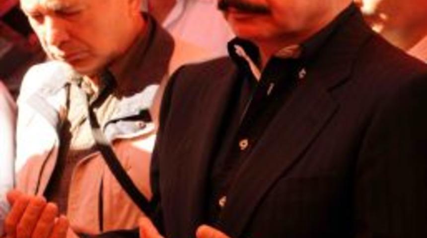 Orhan Gencebay ablasını acılı g&uuml;n&uuml;nde yalnız bırakmadı