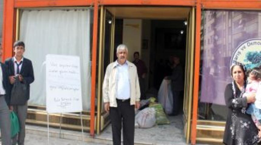 BDP Birecik il&ccedil;e teşkilatından depremzedelere yardım kampanyası