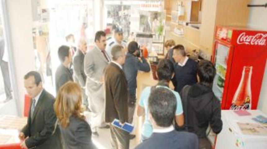 Sağlık İl M&uuml;d&uuml;r&uuml; T&uuml;rkyılmaz, sigara izmaritini &ccedil;&ouml;pte aradı