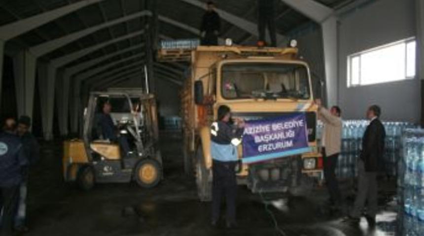 Aziziye Belediyesi, deprem b&ouml;lgesine 13 ton su g&ouml;nderdi