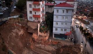 Kahramanmaraş&rsquo;ta temel kazısında toprak kaydı, 2 bina boşaltıldı