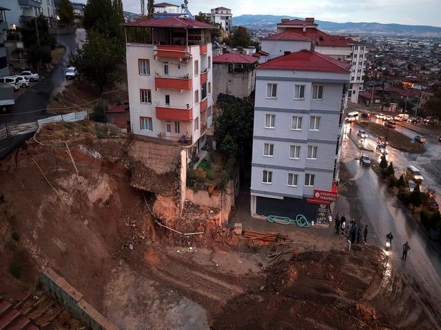 Kahramanmaraş&rsquo;ta temel kazısında toprak kaydı, 2 bina boşaltıldı