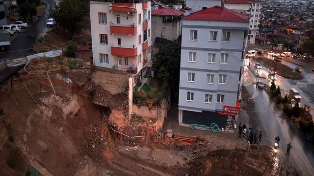 Kahramanmaraş’ta temel kazısında toprak kaydı, 2 bina boşaltıldı