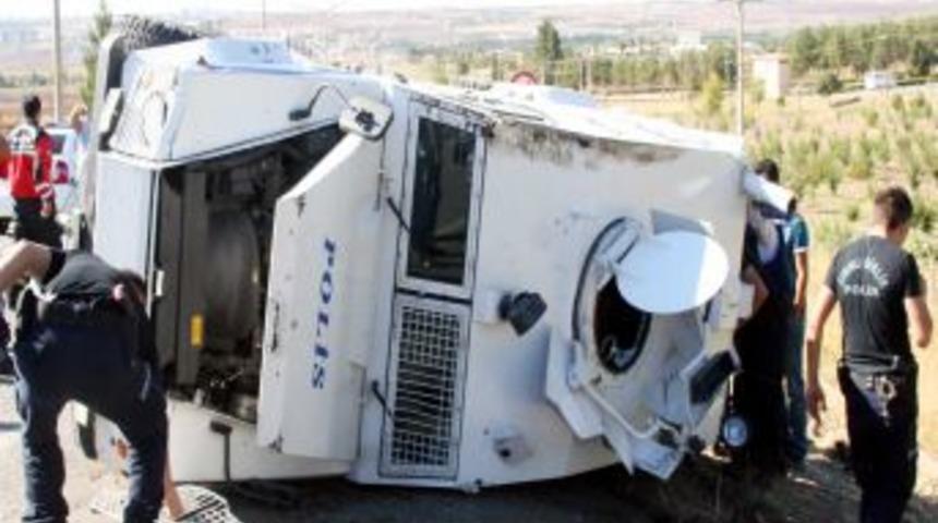 Polis aracı şarampole yuvarlandı: 3 yaralı