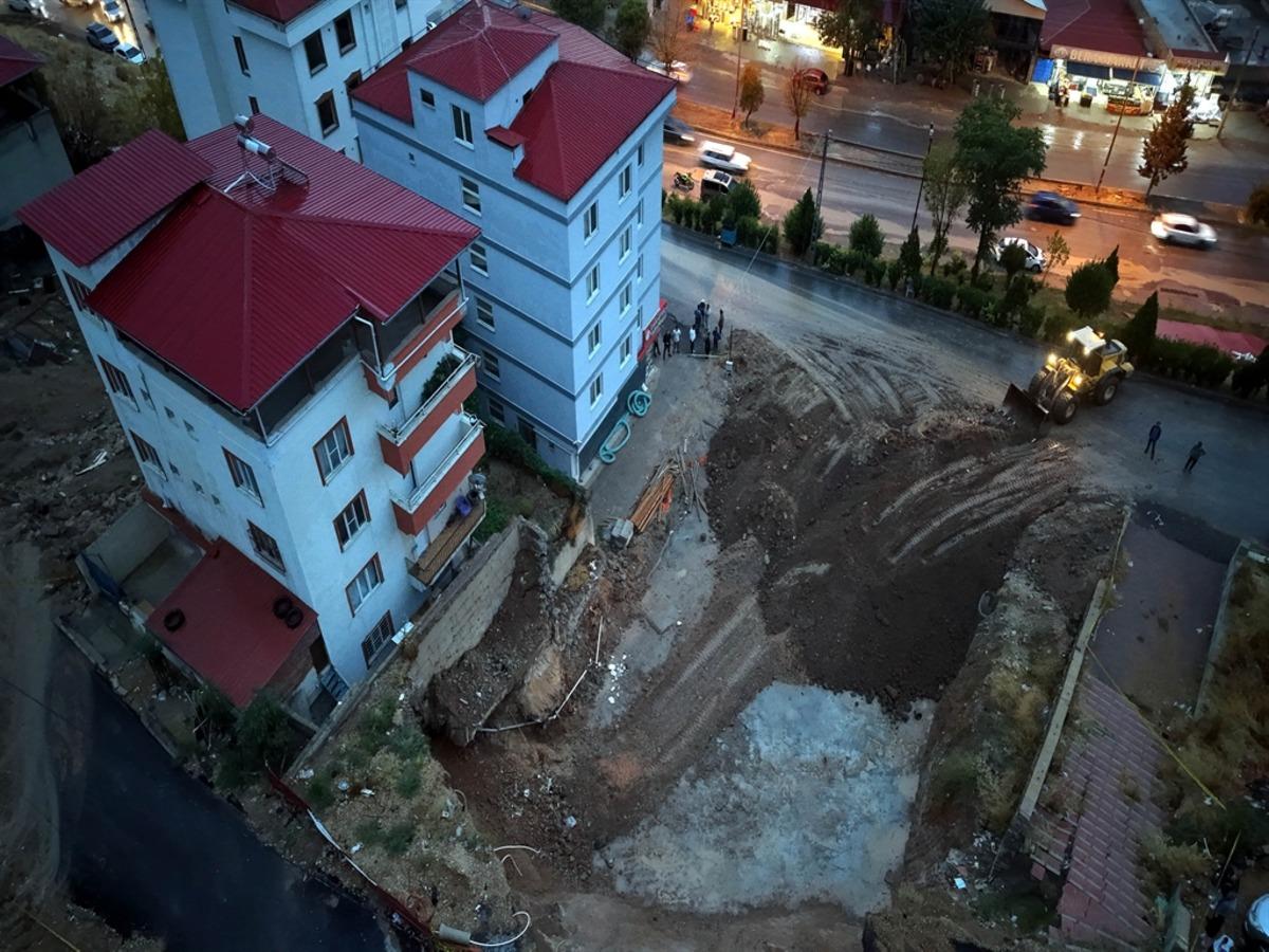 Kahramanmaraş&rsquo;ta temel kazısında toprak kaydı, 2 bina boşaltıldı 1