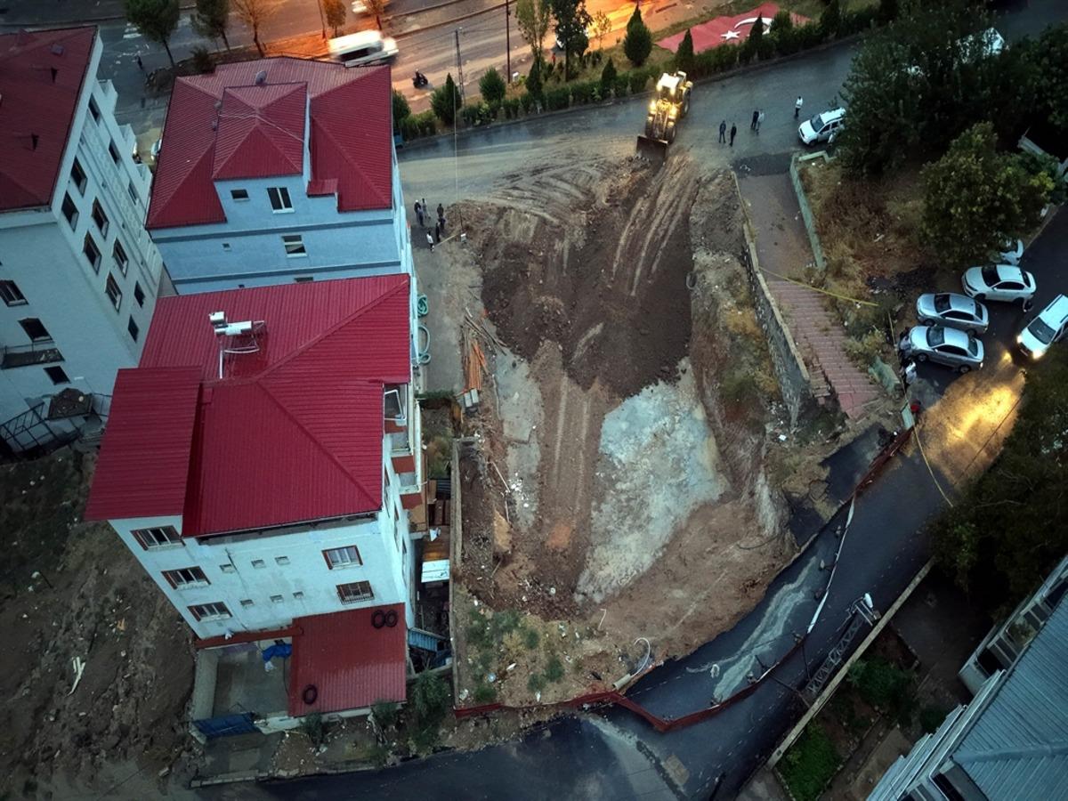 Kahramanmaraş&rsquo;ta temel kazısında toprak kaydı, 2 bina boşaltıldı 2