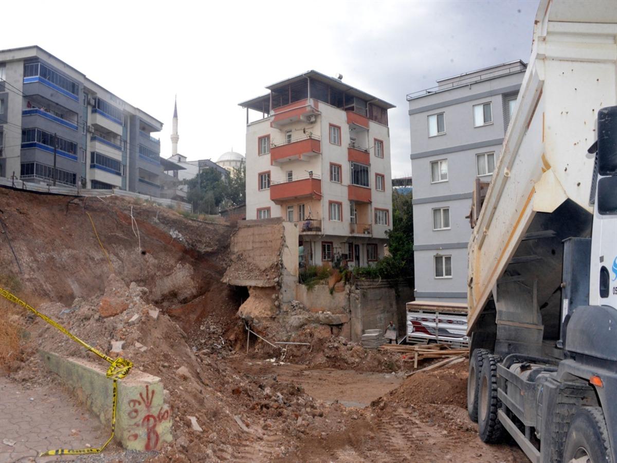Kahramanmaraş&rsquo;ta temel kazısında toprak kaydı, 2 bina boşaltıldı 4