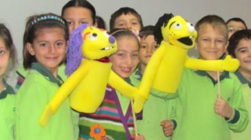 Nil&uuml;fer Safvet Koleji&rsquo;nde &ouml;ğrencilere kuklalarla değerler eğitimi veriliyor