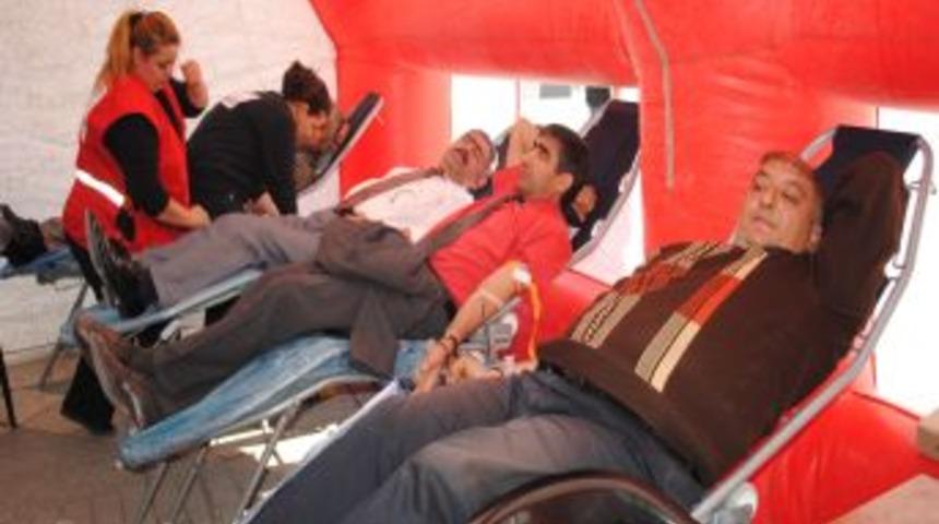 Depremzedeler i&ccedil;in kan bağışladılar
