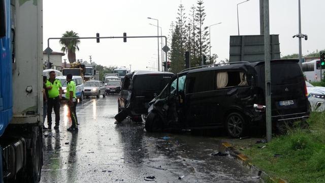 Kırmızı ışık ihlali yapan tır VİP tur araçlarına çarptı: 2'si turist 3 yaralı