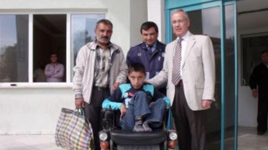 Dinar Belediyesi'nden engelli &ouml;ğrenciye ak&uuml;l&uuml; ara&ccedil;