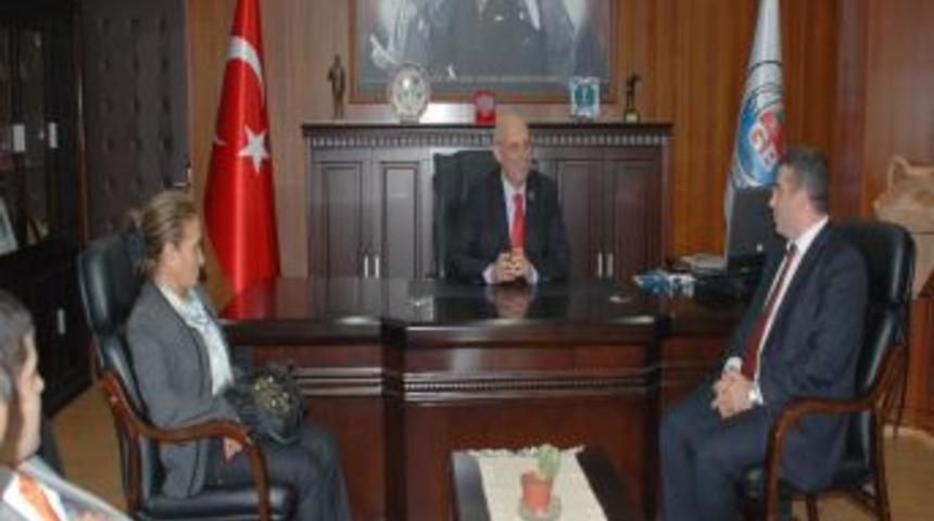 Uzman yardımcıları G&uuml;l&uuml;&ccedil; belediye başkanını ziyaret etti