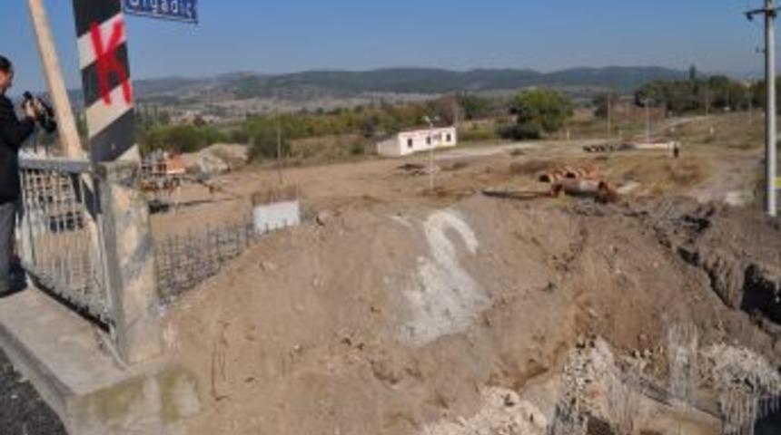 Vali Arslan: Balıkesir'in kanayan yarası yol sorunu &ccedil;&ouml;z&uuml;l&uuml;yor