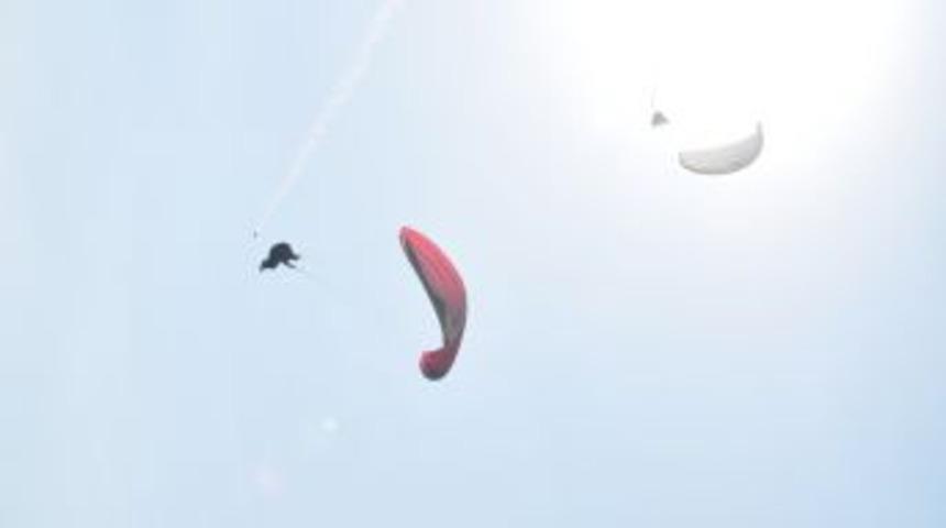 Bulgar pilotların g&ouml;sterileri nefes kesiyor