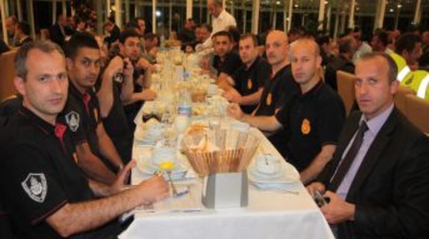 Rize&rsquo;de sel temizliğine katılanlar yemekte bir araya geldi