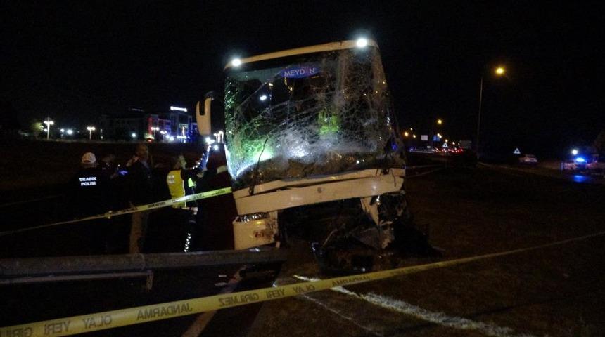 Malatya'da otob&uuml;s ile hafif ticari ara&ccedil; &ccedil;arpıştı: 2 &ouml;l&uuml;, 3 yaralı