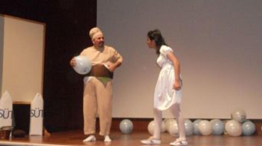 Obezitenin zararları tiyatro oyunuyla anlatılıyor