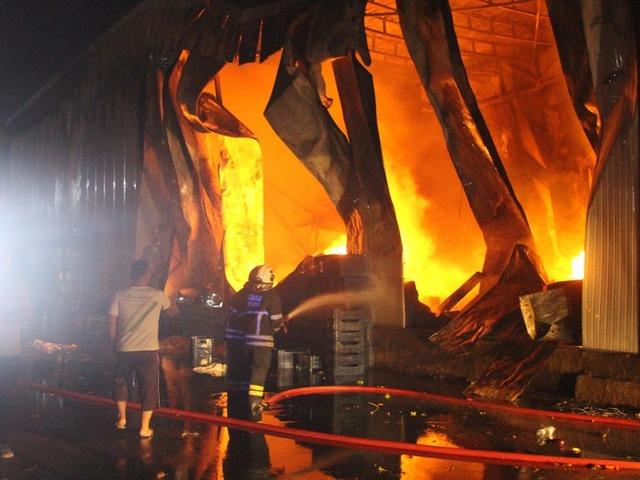 Halde &ccedil;ıkan yangında 22 iş yeri kullanılamaz hale geldi
