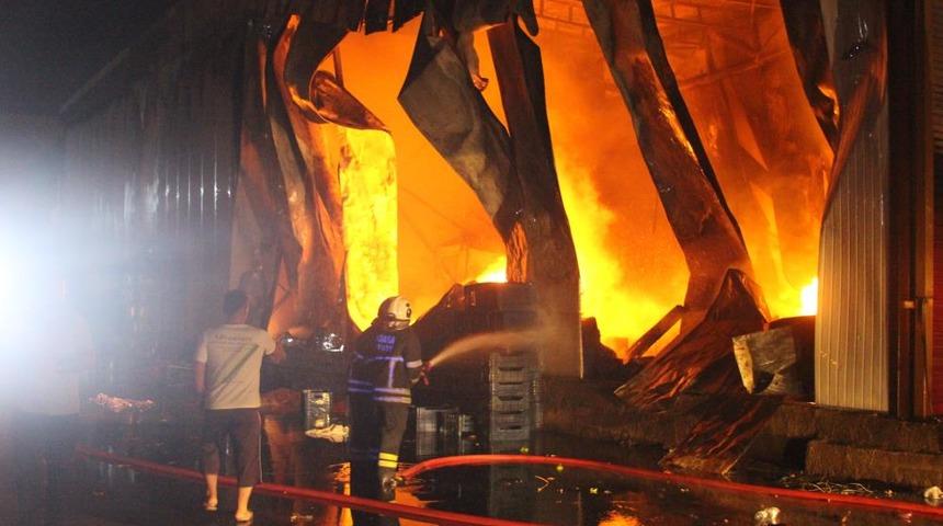 Adana'da halde &ccedil;ıkan yangında 22 iş yeri kullanılamaz hale geldi