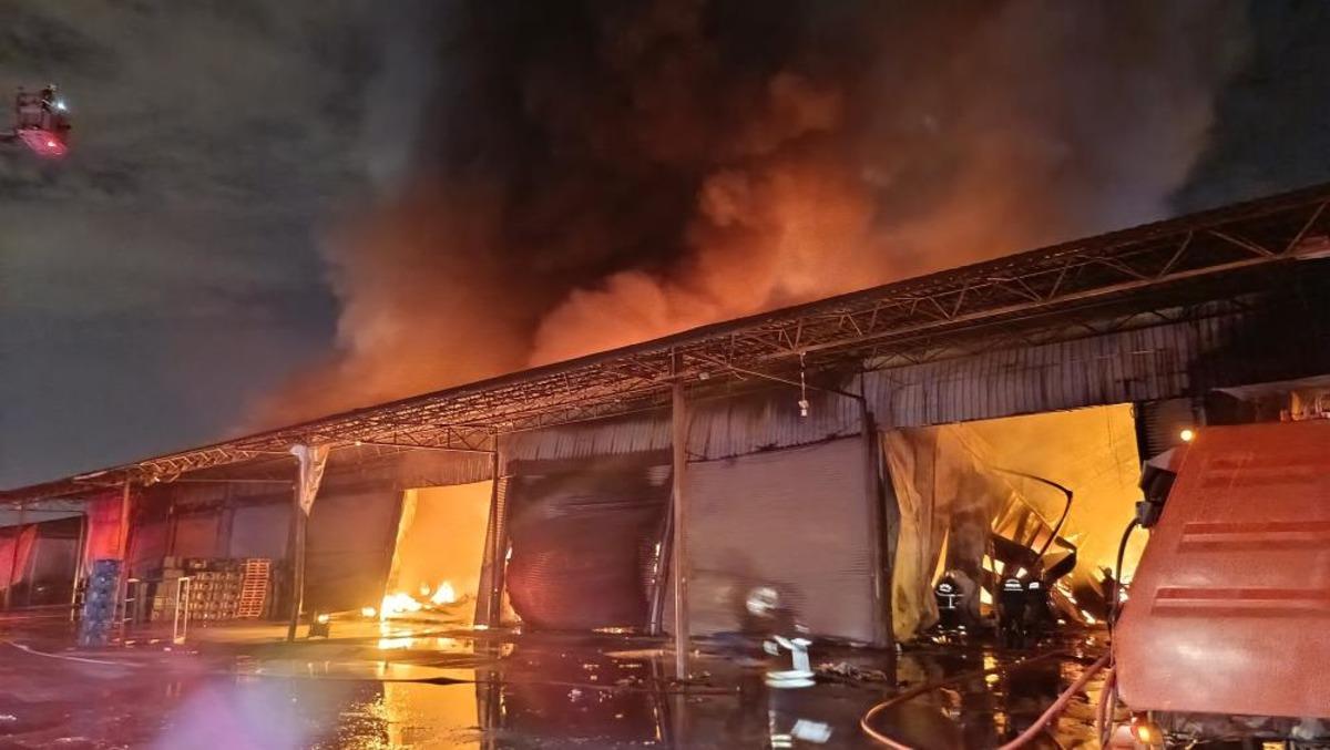 Adana da halde &ccedil;ıkan yangında 22 iş yeri kullanılamaz hale geldi 4