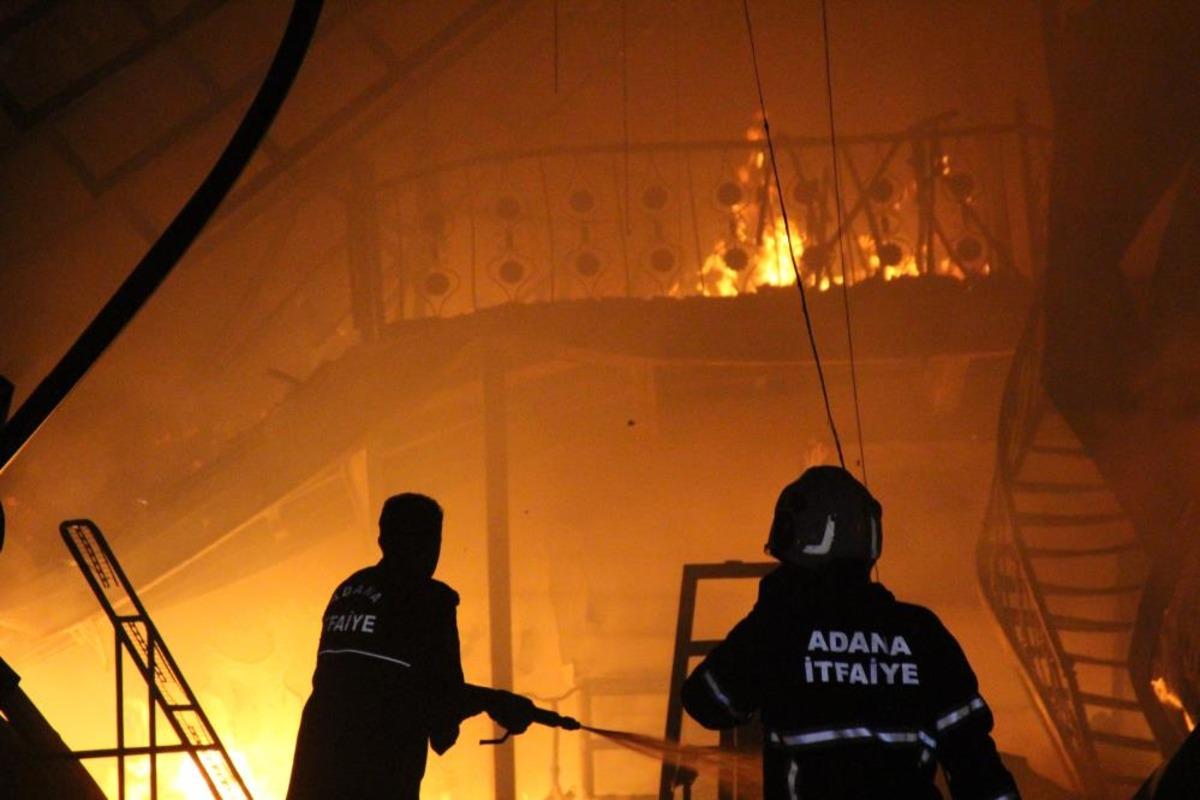 Adana da halde &ccedil;ıkan yangında 22 iş yeri kullanılamaz hale geldi 1
