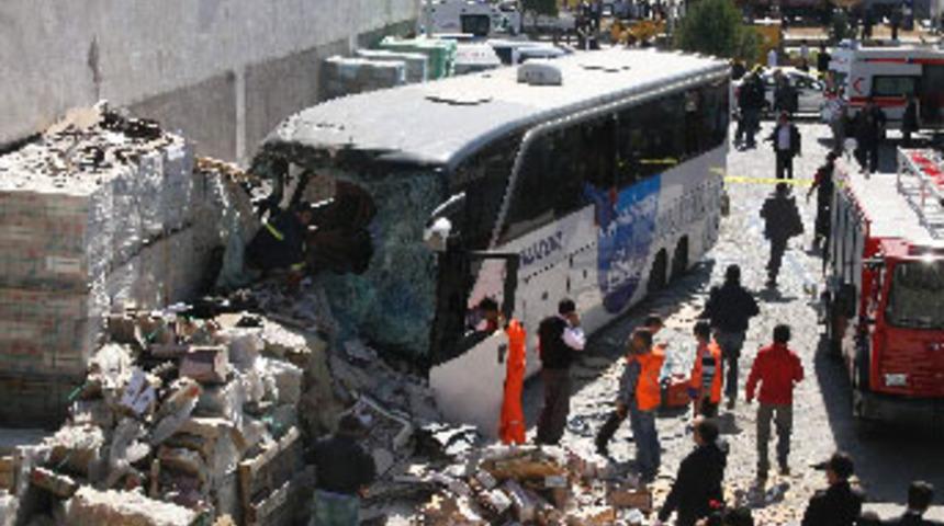 Yolcu otob&uuml;s&uuml; benzin istasyonuna daldı