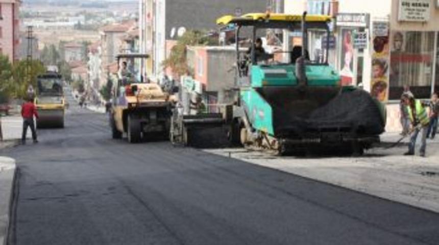 Elmadağ'da asfalt seferberliği devam ediyor