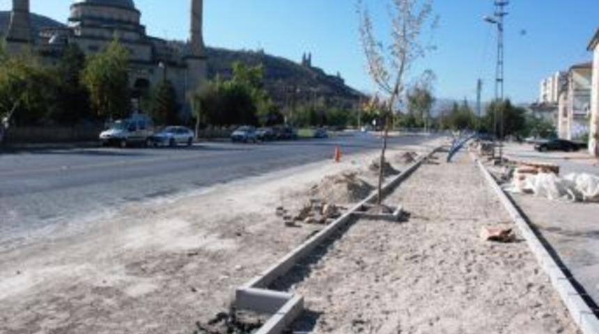 Cengiz Topel Caddesi&rsquo;nde yaya ve ara&ccedil; trafiği daha g&uuml;venli hale getirilecek