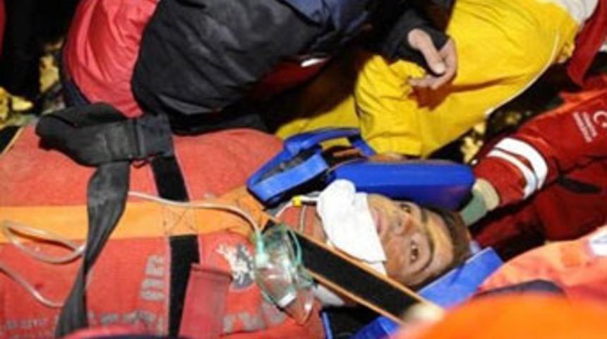 Depremden 102 saat sonra canlı &ccedil;ıkarıldı