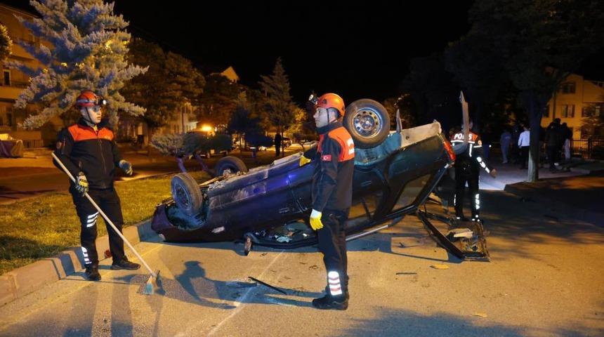 Nevşehir'de yarış yaptıkları iddia edilen iki otomobil kavşakta kazaya karıştı: 6 yaralı