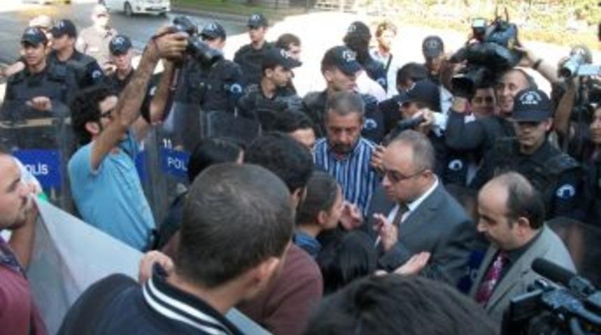 Gen&ccedil;-Sen kapatılma kararını protesto g&ouml;sterisi