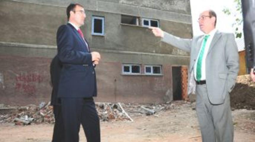 Vali &Ouml;zt&uuml;rk: Kongre binasının restoresi bir yıla bitecek