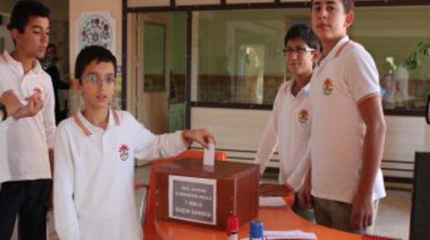 &Ouml;ğrencilerin başkanlık se&ccedil;imi ger&ccedil;eğini aratmadı