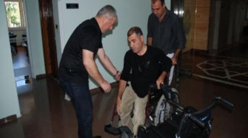 Belediye engelli &ccedil;alışanına ak&uuml;l&uuml; tekerlekli sandalye hediye etti
