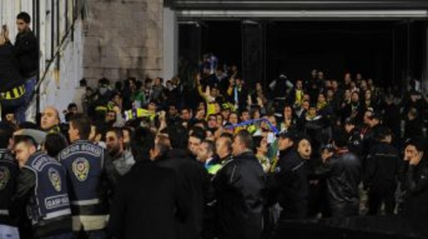 fenerbah&ccedil;eli taraftarlar in&ouml;n&uuml; stadyum bastı