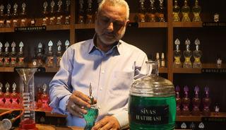 Karısı istedi, Sivas kokan kolonya &uuml;retti! Turistler şimdi onu almak i&ccedil;in geliyor