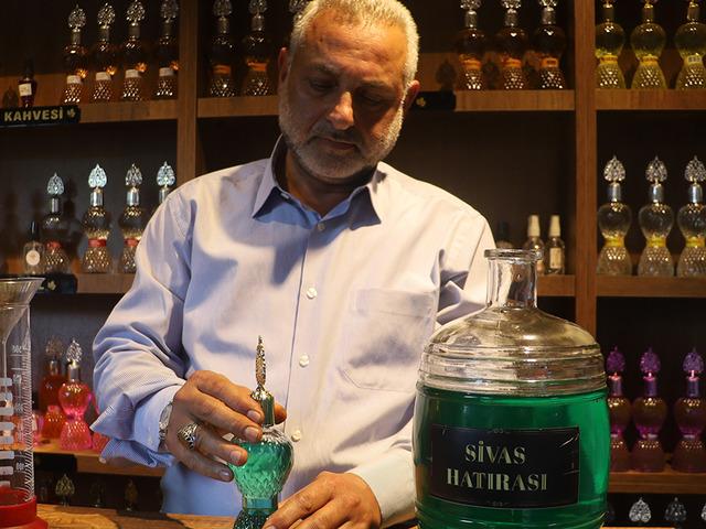 Karısı istedi, Sivas kokan kolonya &uuml;retti! Turistler şimdi onu almak i&ccedil;in geliyor