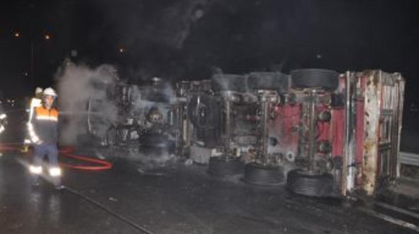 Lastiği patlayınca devrilen TIR alev alev yandı