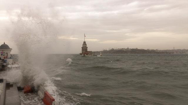 Meteoroloji tarih verdi! İstanbul dahil 23 kente fırtına ve sağanak uyarısı